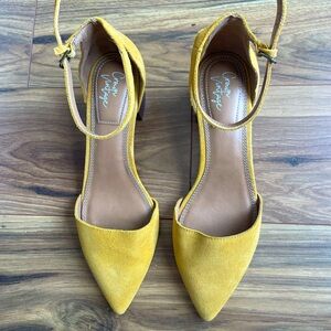 Yellow Crown Vintage Valentinaa pumps